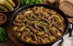 Сочная говядина с солёным огурцом на сковороде