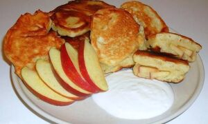 Рецепт оладий с яблоками на дрожжах