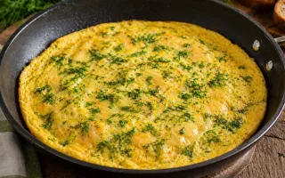 Омлет с сыром и зеленью на сковороде мягкий и нежный