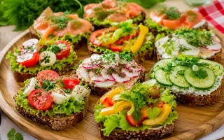 Бутерброды с овощами и зеленью для красивой подачи