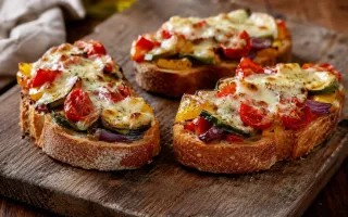 Хрустящие бутерброды с овощами и расплавленным сыром