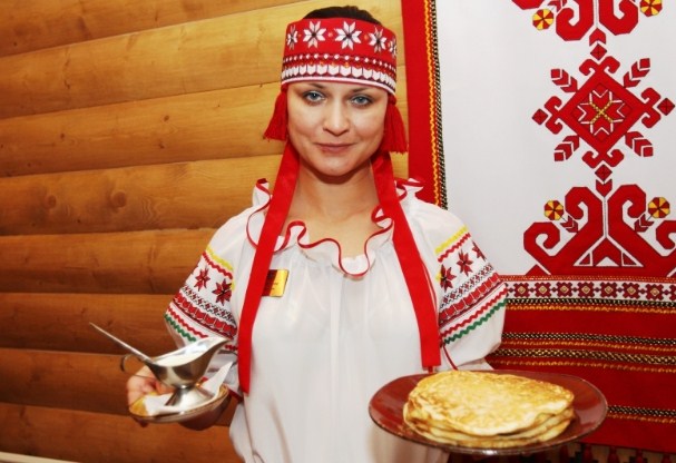 Женщина в национальной одежде
